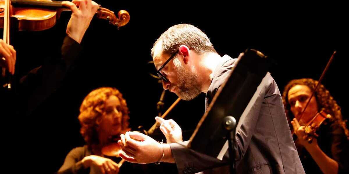 Francesc Prat, dirigint el concert de música de cambra al Teatre Principal. Autor: David Jiménez.