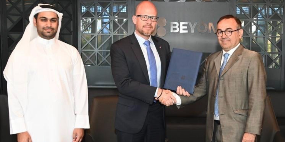 Foto portada: signatura de l'acord entre el CEO de B2Brouter, Oriol Bausà (a la dreta), i el CEO de Beyon Connect, Christian Rasmussen (a l'esquerra), aquest març. Autor: cedida.