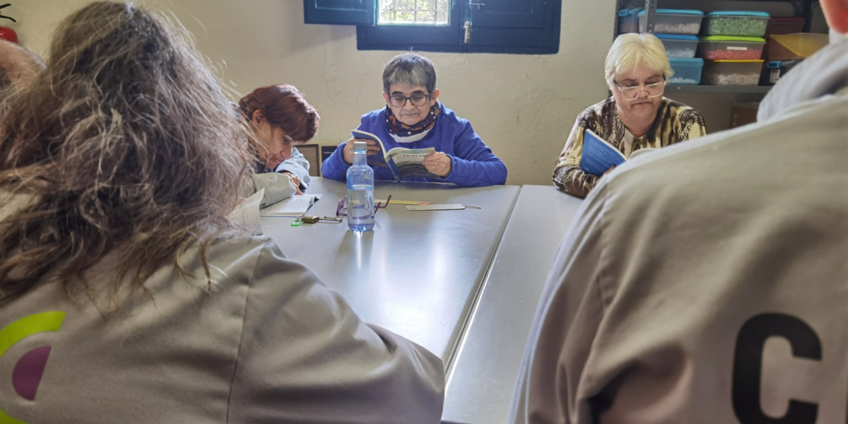 Foto: Usuàries del Centre Ocupacional durant una sessió del Club de lectura fàcil de CIPO. Autor: Cedida
