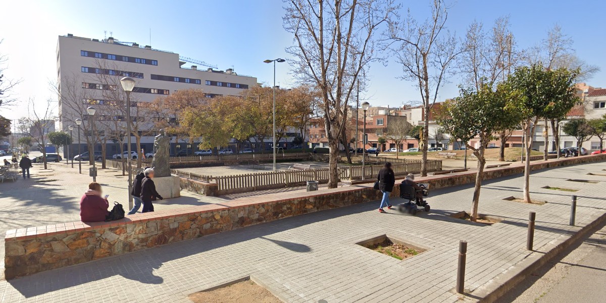 Foto de portada: la plaça de les Àvies i els Avis. Via: Google Street View.