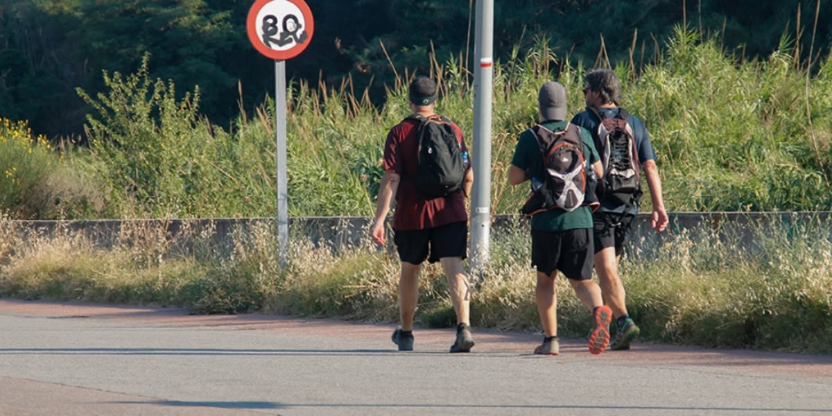 Ciutadans passejant o en bicicleta pel riu Ripoll. Autora: Lucía Marín.
