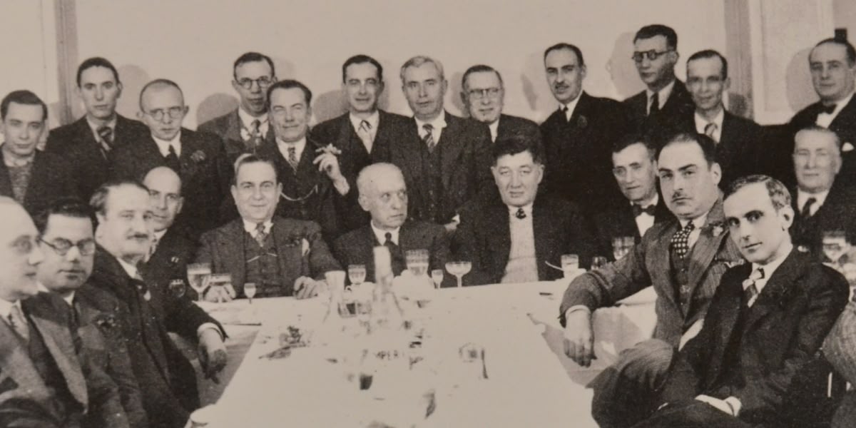 Àpat de comiat del primer Ajuntament de la República als funcionaris, febrer del 1934. Al centre, l'alcalde sortint, Salvador Ribé, i el nou alcalde, Magí Marcé. Autor: Albert Rifà / Arxiu UES.