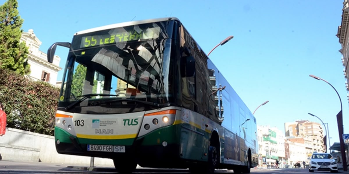 Foto portada: un autobús a la plaça del doctor Robert. Autor: David B.