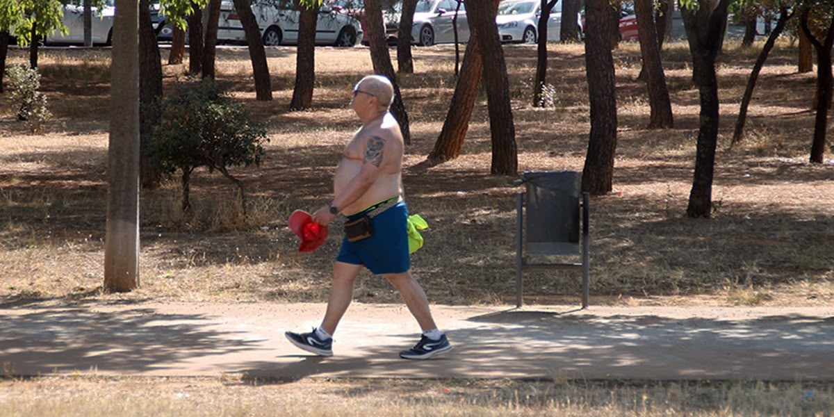 Foto portada: un ciutadà passejant pel Parc Central del Vallès. Autora: L.Marín.