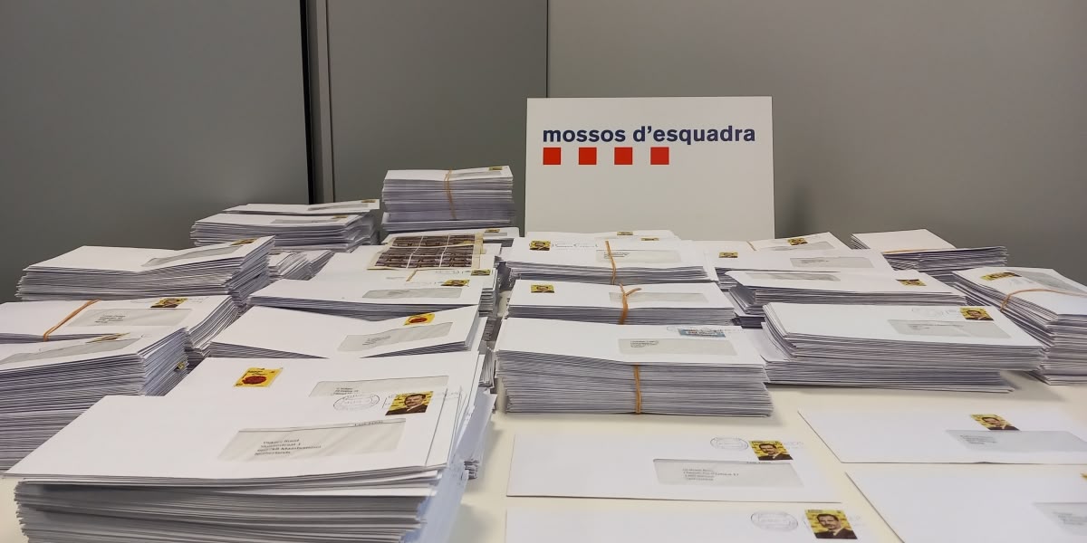 Foto de portada: imatge de les cartes requisades pels Mossos d'Esquadra. Autor: cedida.