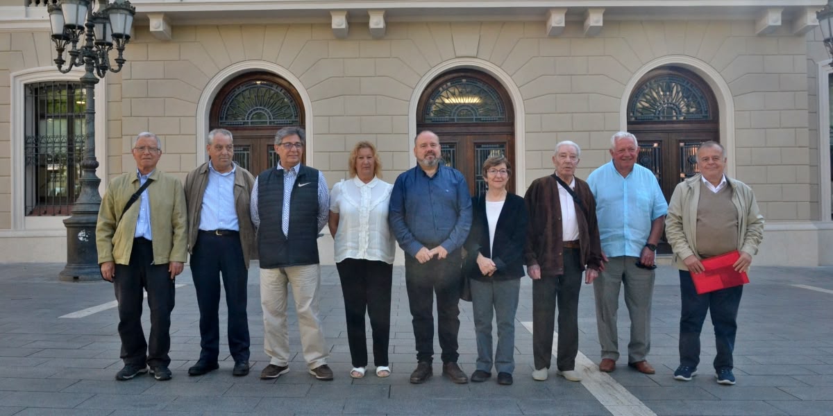 Joan Mena (En Comú Podem), amb regidors de l'era Farrés davant de l'Ajuntament. Autor: Jordi M.