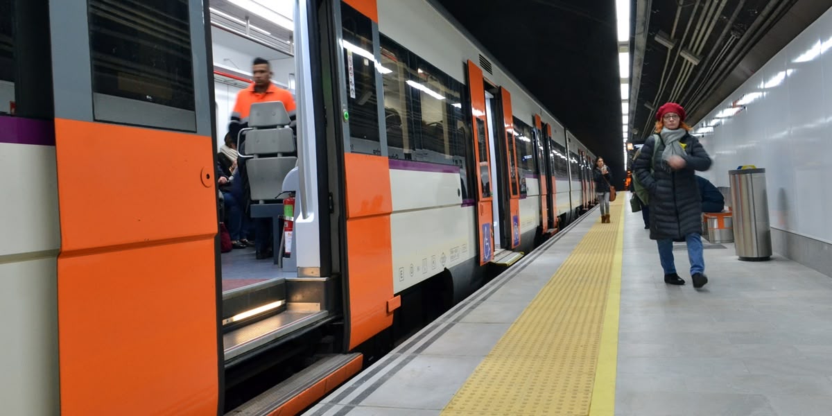 Foto portada: passatgers sortint d'un tren a Sabadell Centre, l'any 2018. Autor: J.d.A.