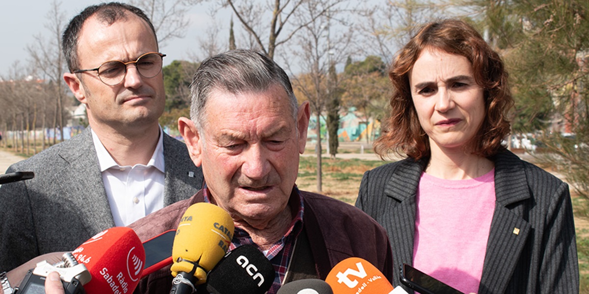 Foto portada: Antonio Martos, germà de Cipriano, atenent la premsa. A l'esquerra, Alfons Aragoneses. A la dreta, Gemma Ubasart.