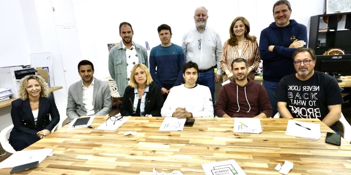 Foto portada: Botta (Junts), Gibert (PSC), Renom (ERC), Rifer (Crida) i Torres (En Comú Podem). A dalt, De Arriba (iSabadell), Albert Hernández (Nació Sabadell), Dani Cascales (Mola TV), Montse Costa (TV Sabadell - Vallès) i Sergi Garcés (Ràdio Sabadell). Autor: J.Peláez.