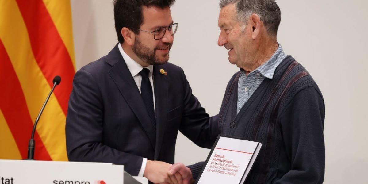 Foto portada: el president de la Generalitat, Pere Aragonès, i Antonio Martos, germà de Cipriano Martos, aquest diumenge. Foto: Generalitat / cedida.