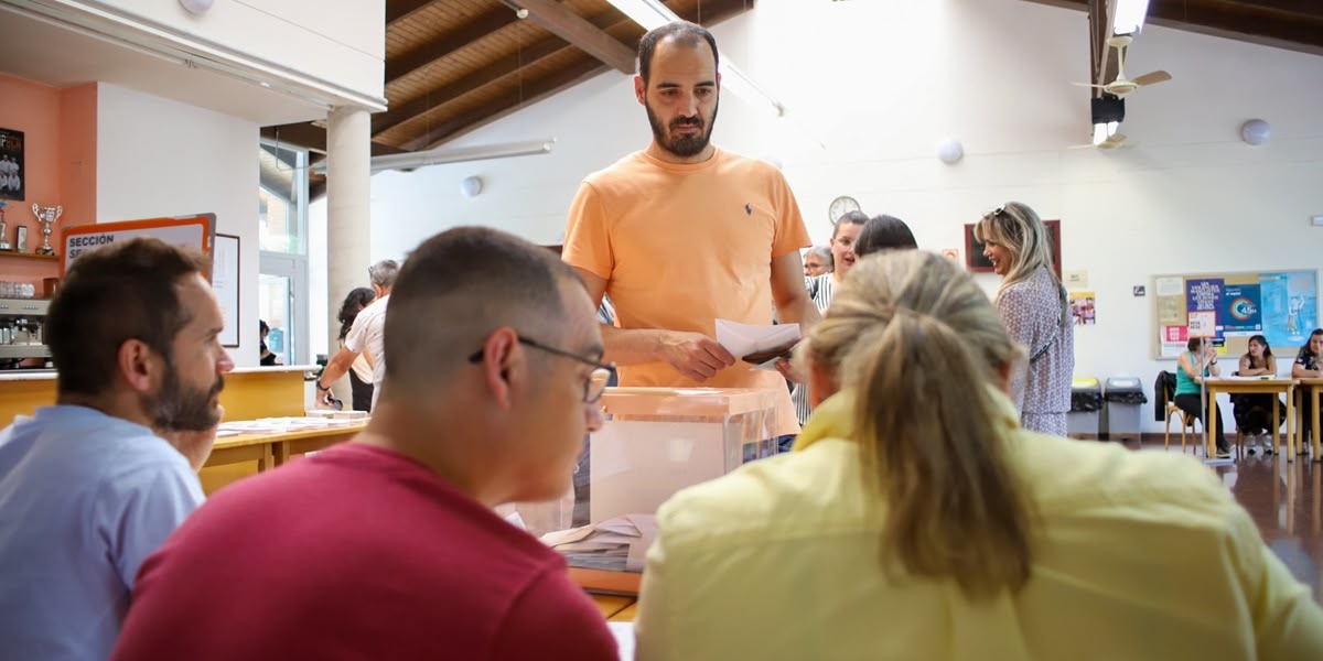 Foto portada: votants al casal cívic de la Roureda. Autora: Alba García.