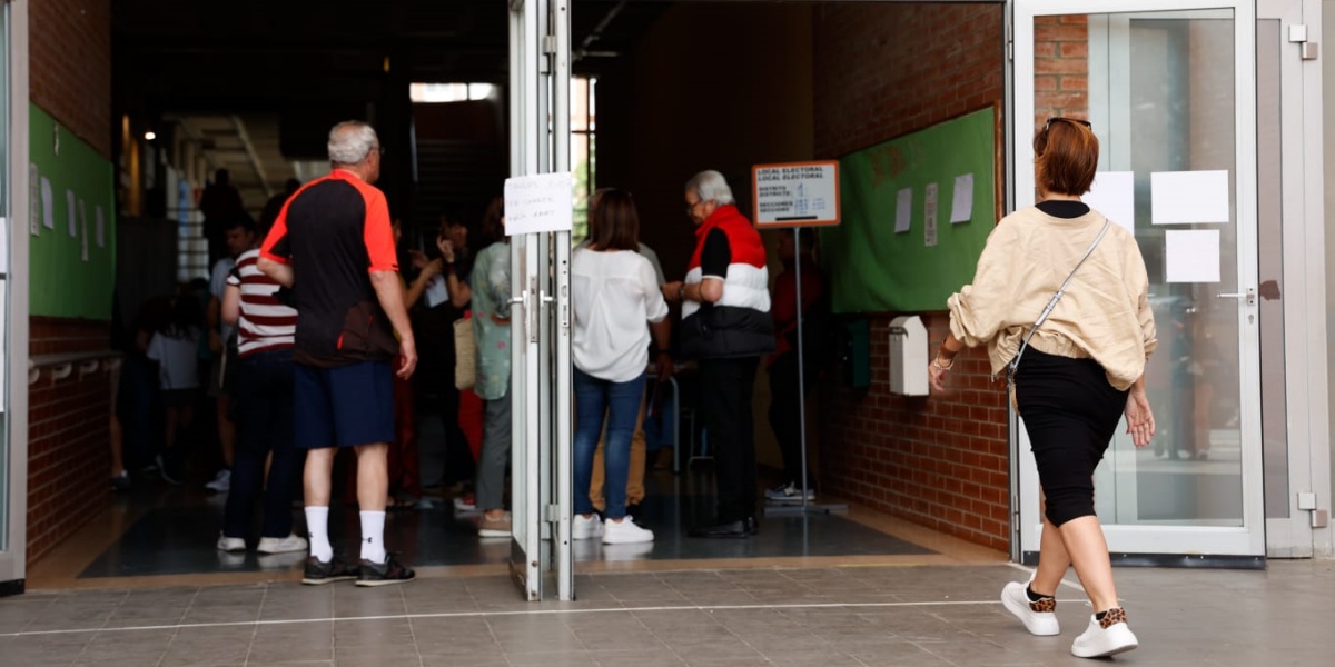 Foto portada: votants a les portes de l'escola Joanot Alisanda. Autor: David Jiménez.