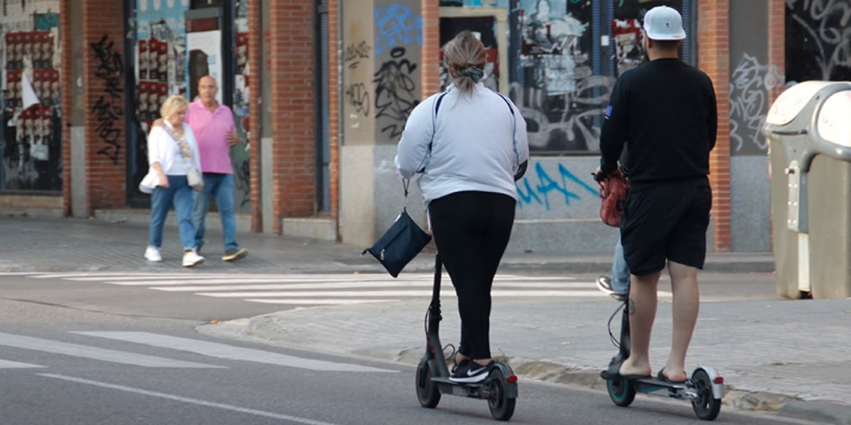 Foto portada: usuàris de patinets elèctrics. Autora: Lucia Marin.