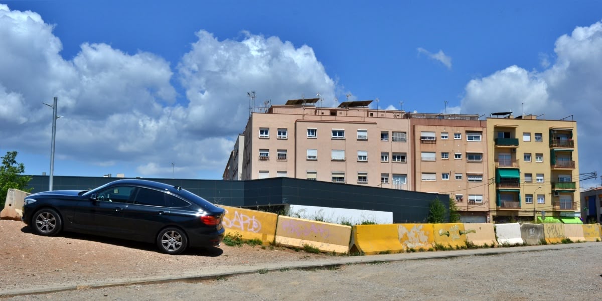 El carrer resultant dels soterrament de les vies del tren entre Gràcia i Can Feu. Autor: J.d.A.