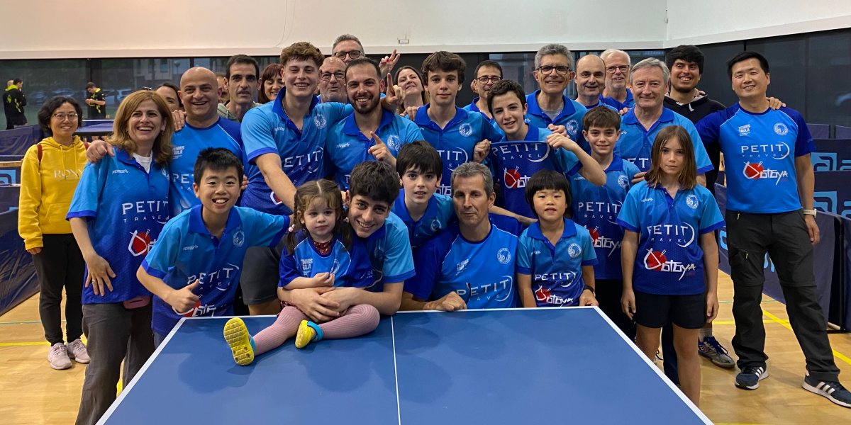 Foto portada: l'equip de tennis taula del CN Sabadell, després de guanyar l'ascens a la Divisió d'Honor masculina. Font: CN Sabadell.