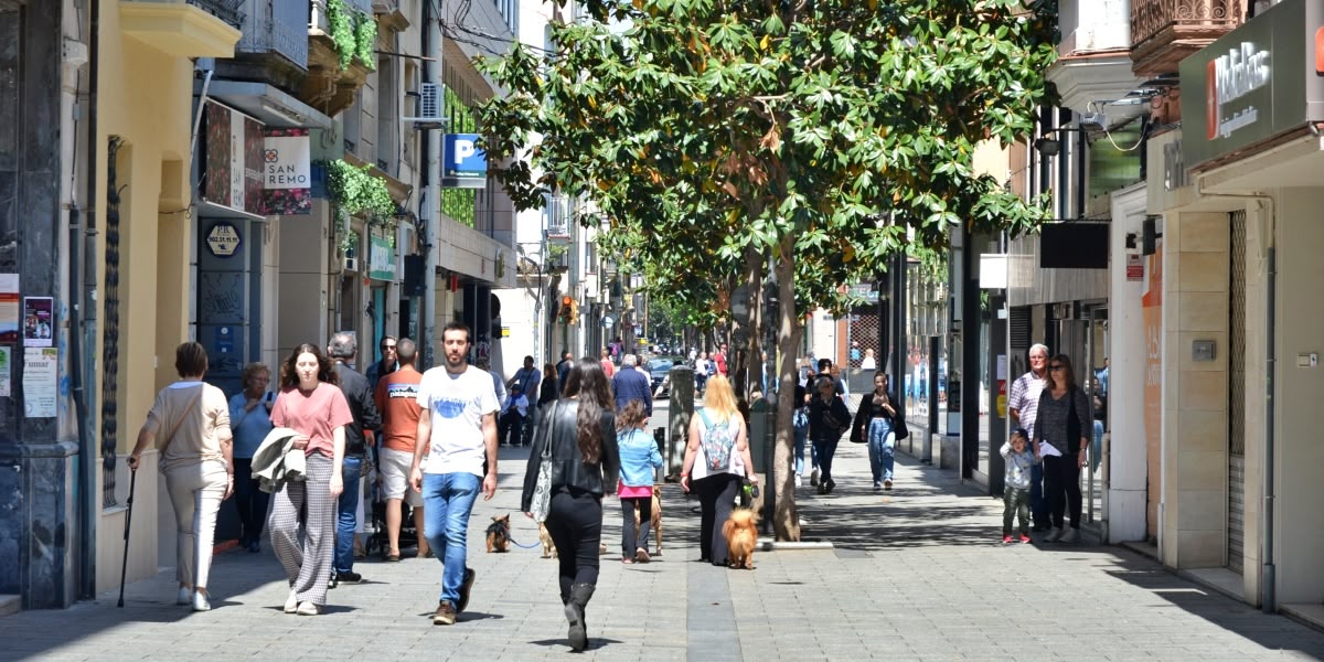 Foto portada: ciutadans pel carrer de Gràcia, aquest dilluns. Autor: J.d.A.