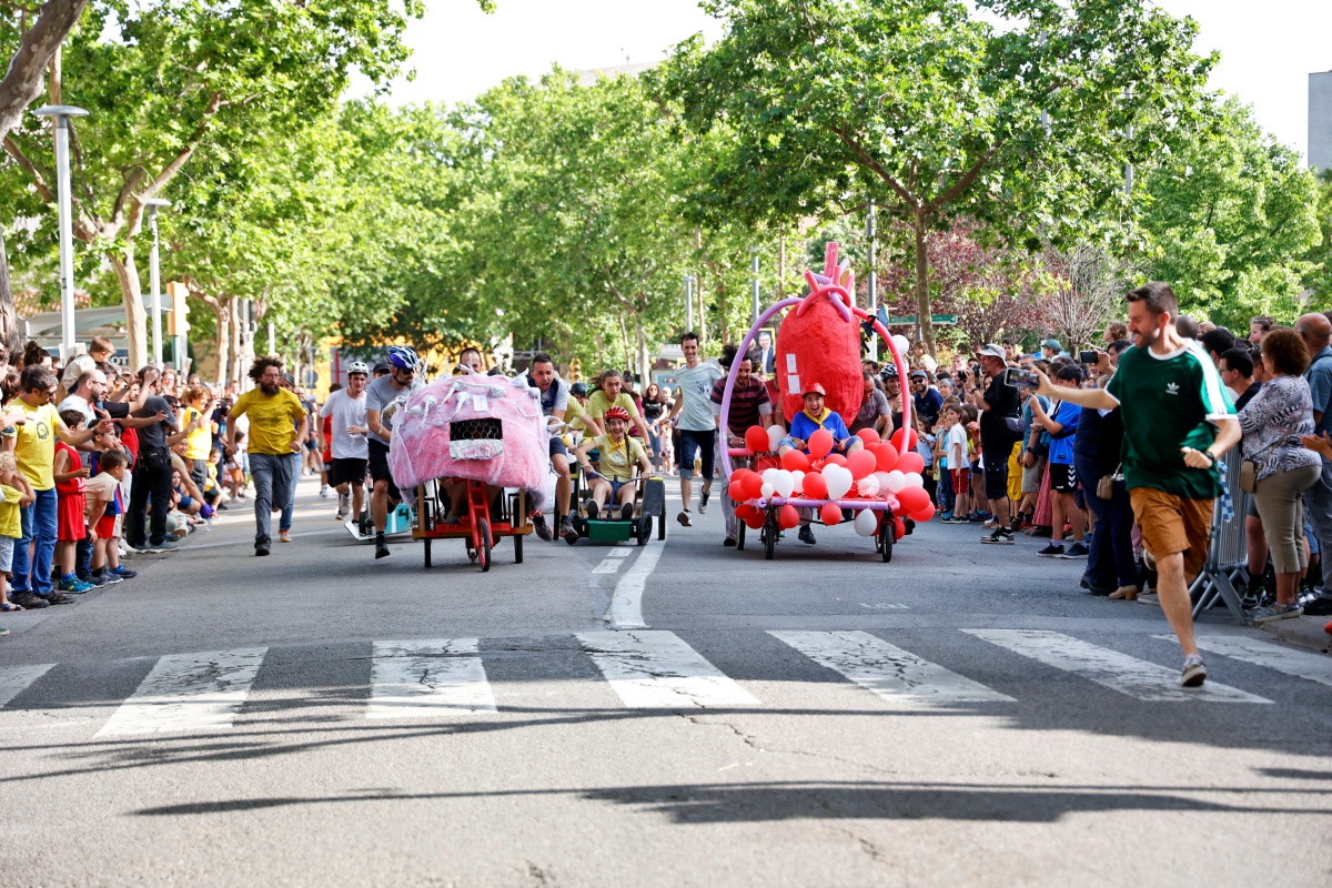 Foto portada: participants a la cursa de carretons. Autor: David Jiménez.