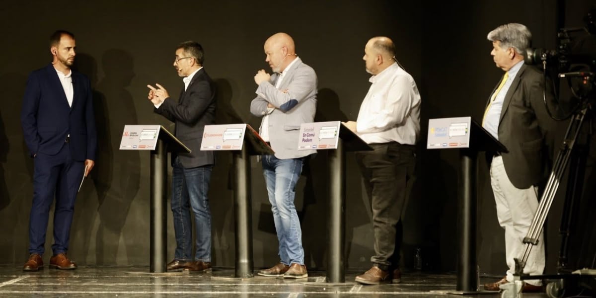 Jordi de Arriba (moderador), Gabriel Fernàndez (ERC), Joan García (Cs), Joan Mena (ECP), Amadeu Papiol (PDeCAT), durant el debat. Autor: Juanma Peláez.