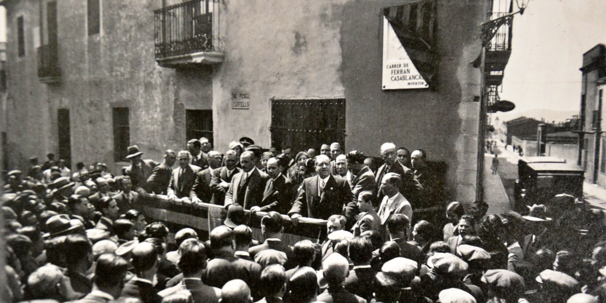 Descobriment de la làpida que donava nom al carrer de Ferran Casablancas, el 23 d'abril de 1933. L'acte va ser presidit per Salvador Ribé com alcalde. Autor Francesc Casañas.