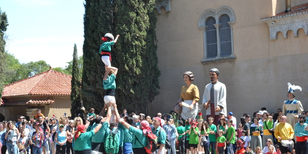 Un castell dels Saballuts, amb els gegants de fons, davant de La Salut. Autor: Jordi M.