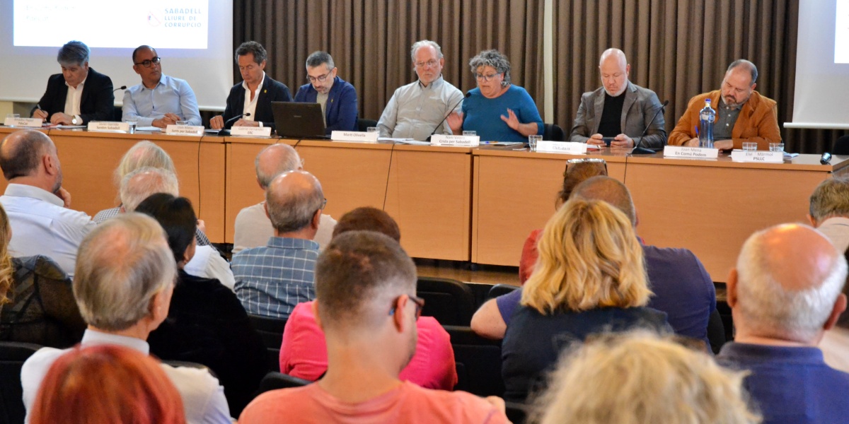 Un moment del debat electoral organitzat per la Plataforma Sabadell Lliure de Corrupció, a la sala d'actes del Casal Pere Quart. Autor: J.d.A.