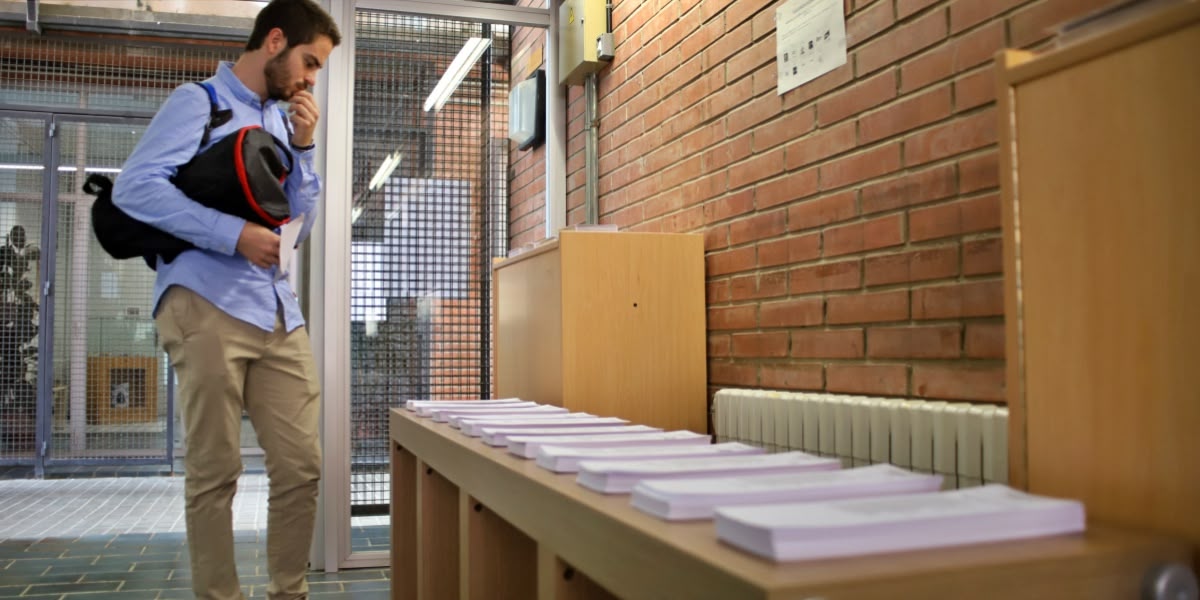 Foto portada: un sabadellenc pensant-se el vot a l'escola Tarlatana, abans escola Alcalde Marcet, a Can Puiggener. Autora: Alba Garcia Barcia.