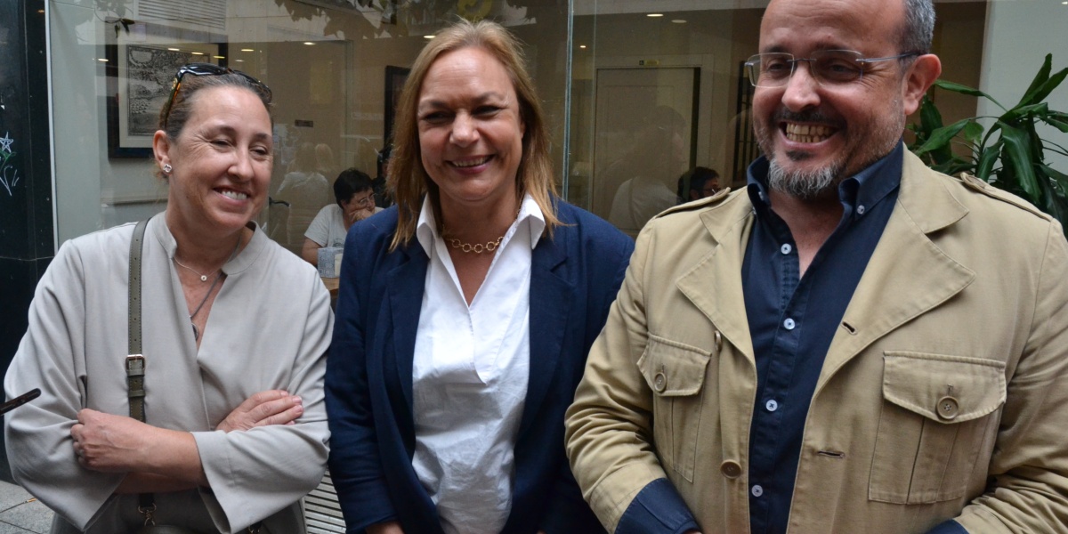 Foto portada: la número 2 del PP, Eva Prat, la cap de llista, Cuca Santos, i el president del partit a Catalunya, Alejandro Fernández. Autor: J.d.A.
