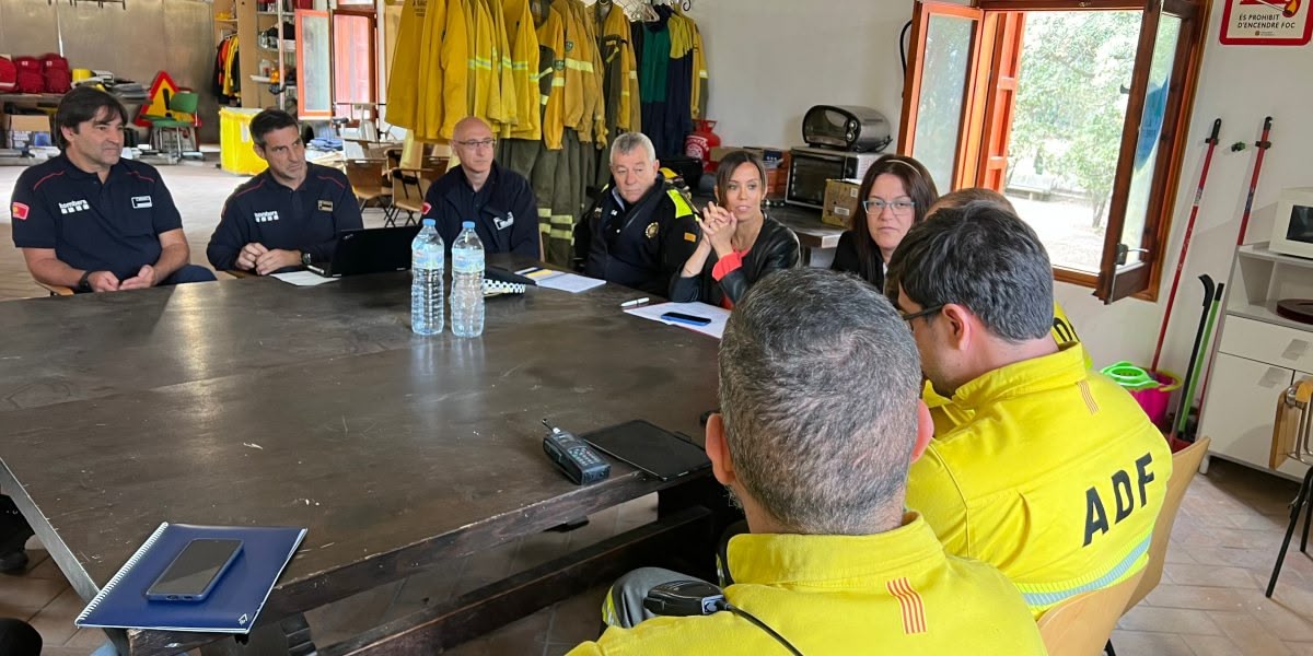 Foto portada: membres dels cossos de seguretat, l'alcaldessa, Marta Farrés, i la tinenta d'alcaldessa Mar Molina en un moment de la trobada d'avui. Font: Twitter de l'Ajuntament.