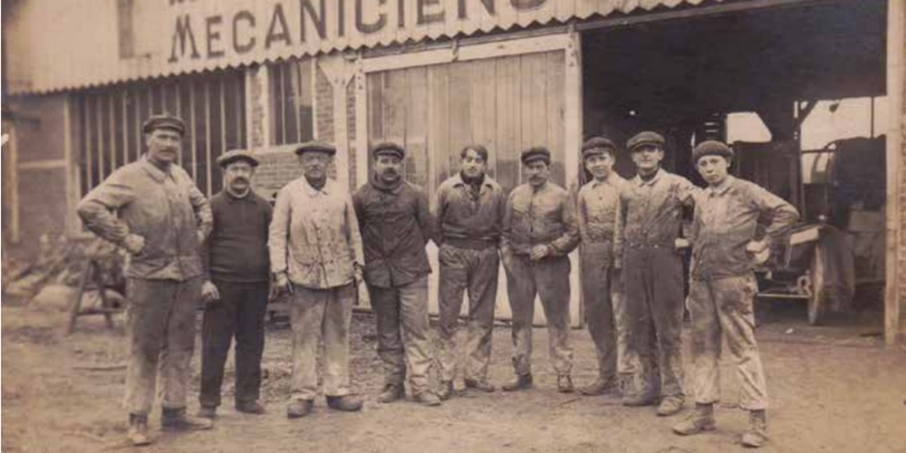 Grup de treballadors de la fàbrica Citroen durant la Gran Guerra, companys de Joaquim Sanahuja, any 1919 (Arxiu personal Joquim SalaSanhuja).