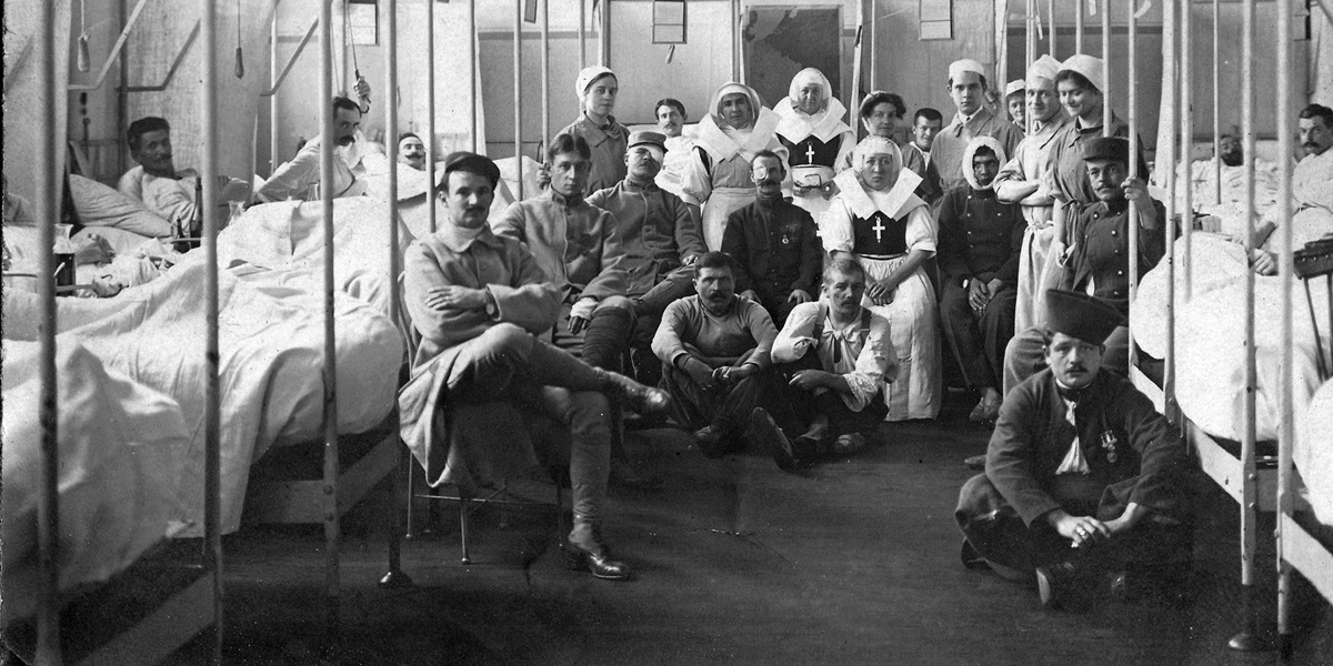 Ferits de la guerra en un hospital de campanya. Font: Viquipèdia. 