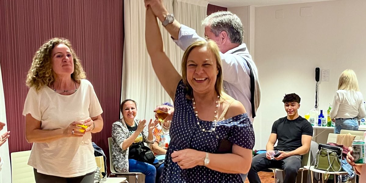 Cuca Santos celebrant els resultats de les eleccions municipals de 2023. Autora: Sara CM.