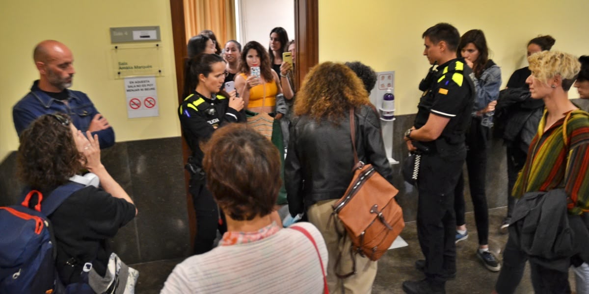 Protestes a 'exterior de la sala 4 del casal Pere Quart, on s'ha presentat l'informe Trànsit redactat per Feministes de Catalunya. Autor: J.d.A.