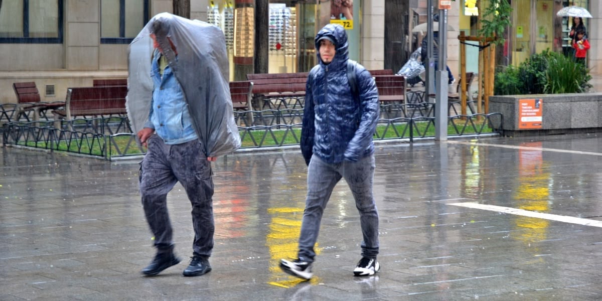 Pluja a la plaça Sant Roc, el 12 de maig de 2023. Autor: J.d.A.