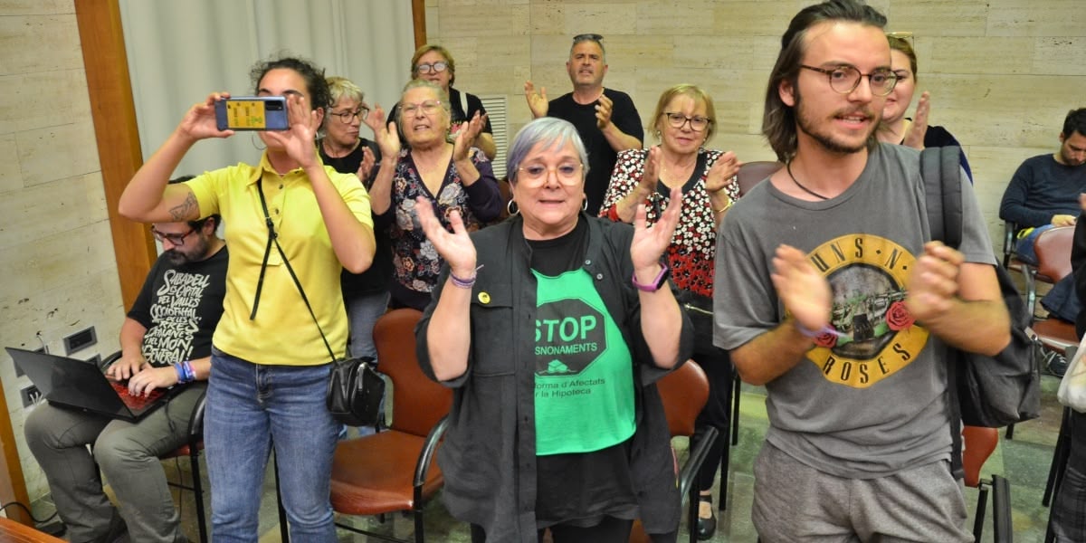 Foto portada: membres de la PAH, a la sala de plens. Autor: J.d.A.