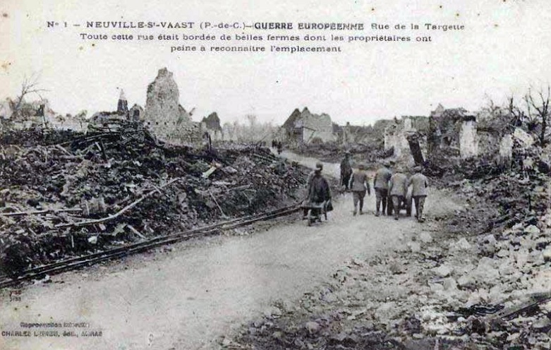 Ruïnes de la granja de la Targette Neuville-Saint-Vaast, on van morir, el 9 de maig de 1915, molts dels voluntaris catalans de la Légion étrangère. Edició postal.