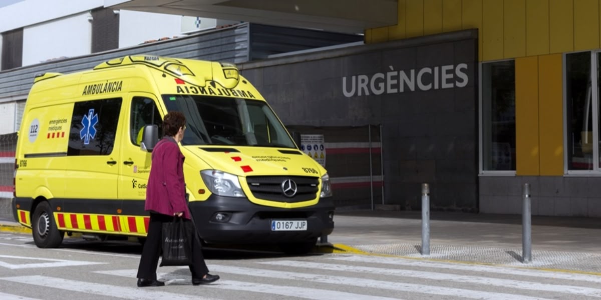 Foto de portada: una dona camí de l’entrada d’urgències en una imatge d’arxiu.