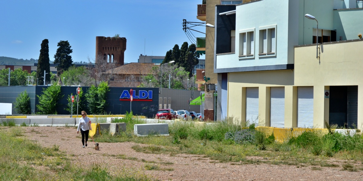 El carrer resultant dels soterrament de les vies del tren entre Gràcia i Can Feu. Autor: J.d.A.
