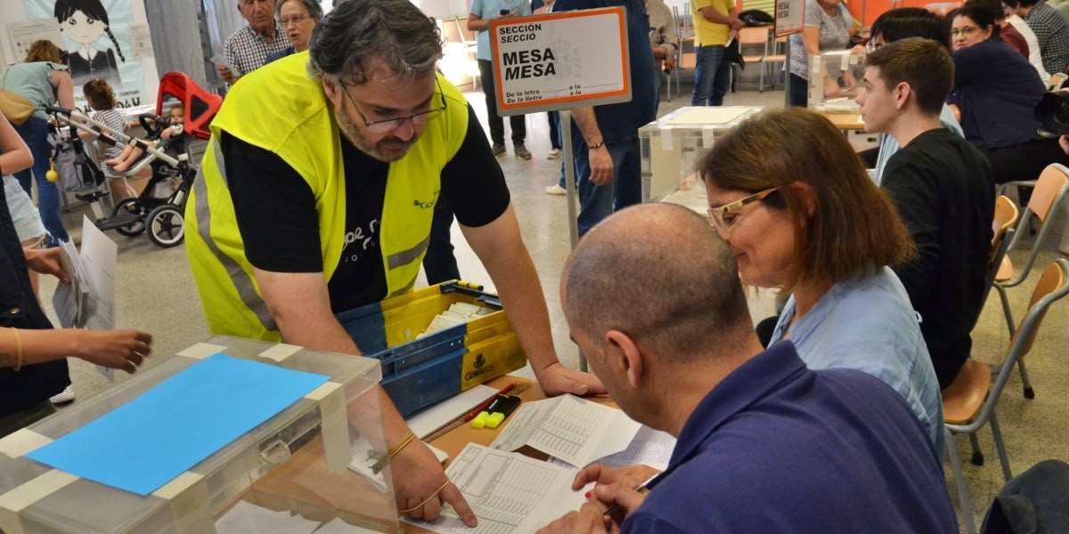 Foto portada: arribada del vot per correu a una mesa de l'escola Ribatallada. Autor: J.d.A