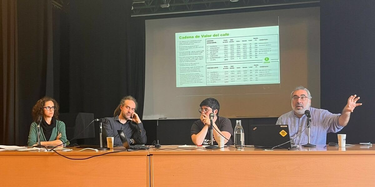 María Fernández, David Díaz, Alba Rojas y Juanjo Martínez en el Casal Pere Quart