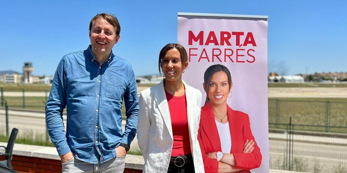 L'eurodiputat Javi López, amb Marta Farrés, a l'aeroport. Autor: cedida.