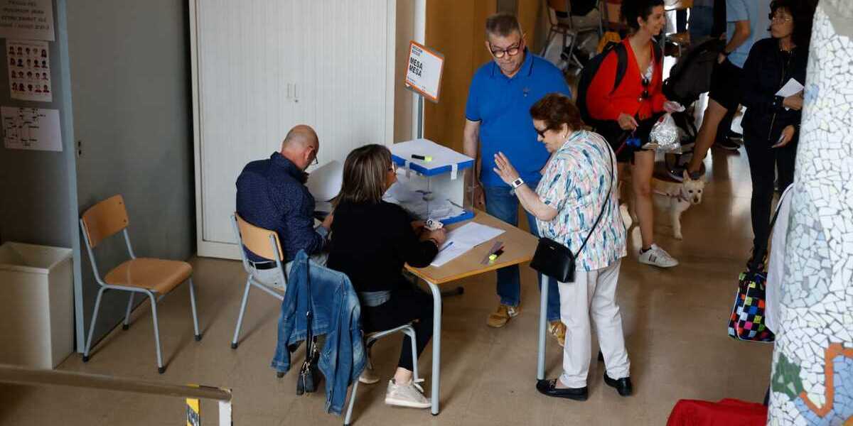 Foto portada: votants a l'escola Joanot Alisanda. Autor: David Jiménez.