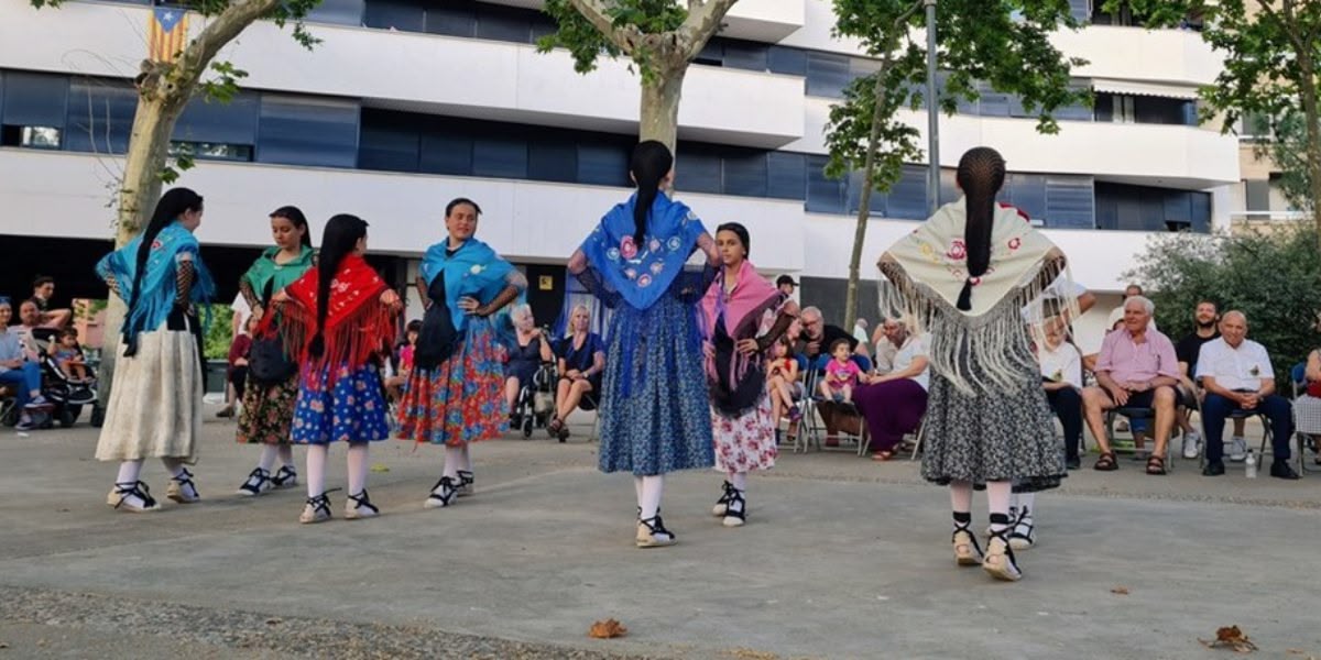 Foto portada: Festa Major al barri d'Hostafrancs en anys passats. Foto: @socmartafarres via Twitter.