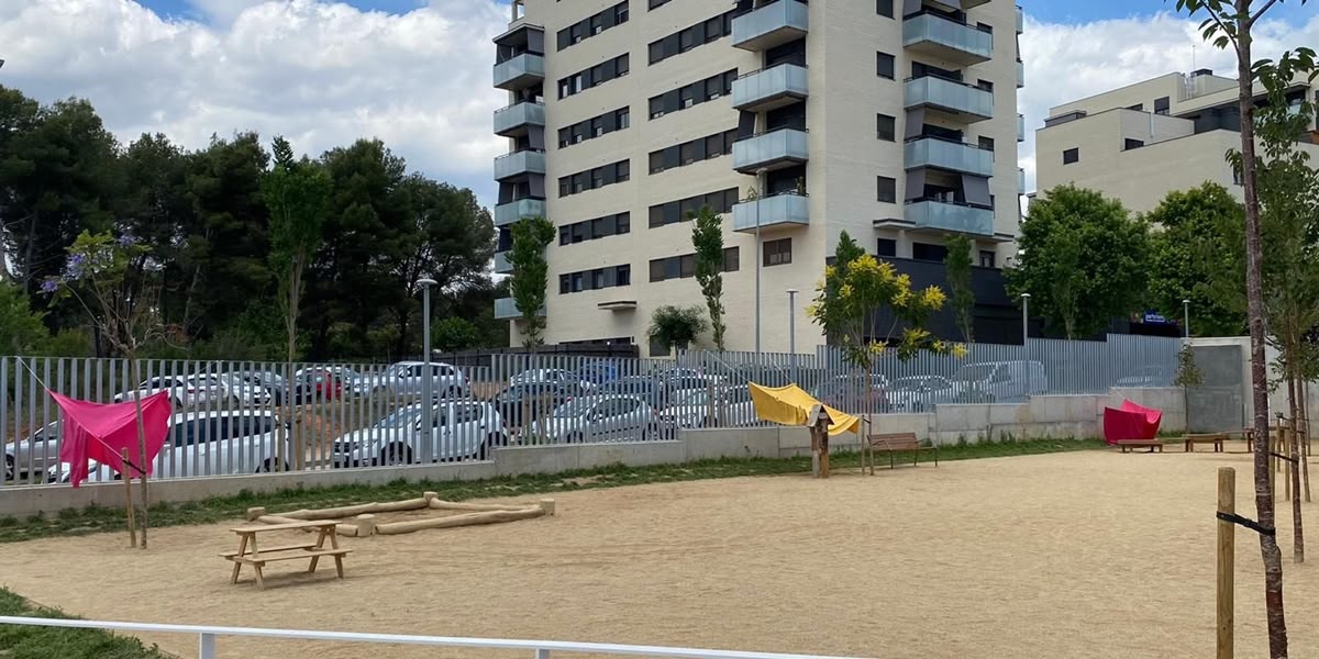 Foto portada: un dels patis de l'institut escola Virolet. Autor: AFA Virolet / cedida.