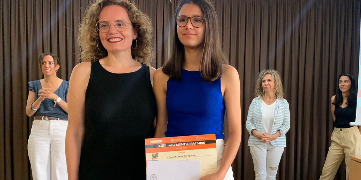 La vicedirectora de la FBiC, Marta López, i Queralt Canals, guanyadora del primer premi. Autor: cedida.