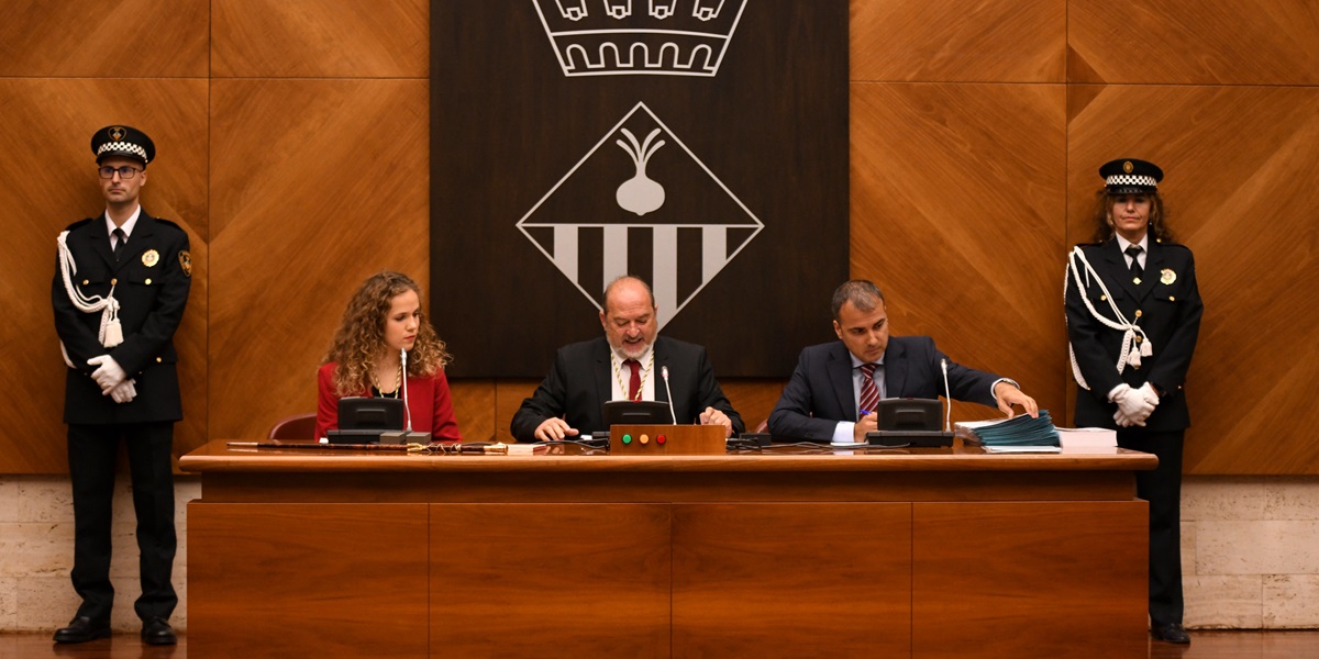 Foto portada: la Mesa d'edat l'any 2019, amb Laura Casado (Cs), Manuel Robles (PSC) i el secretari a la taula. Autor: Ajuntament.