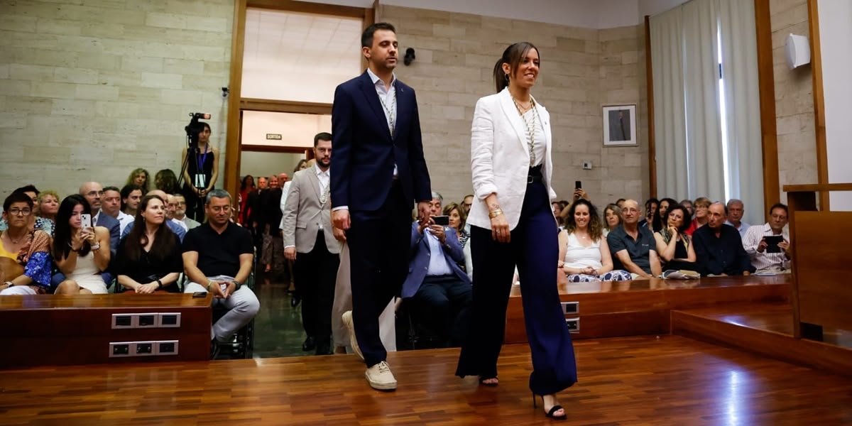 Foto portada: Pol Gibert i Marta Farrés, accedint al ple. Autor: David Jiménez.