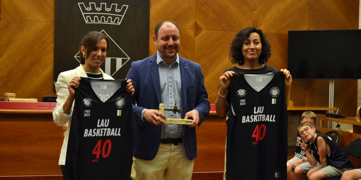 Arnau Bonada, president del Sant Nicolau, amb l'alcaldessa Marta Farrés i la regidora Montse González. Autor: Jordi M.