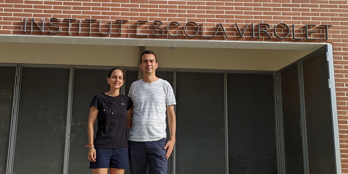 Alba Rodríguez i César Pérez, aquest dimecres a l'exterior de l'institut escola Virolet. Autor: J.d.A.