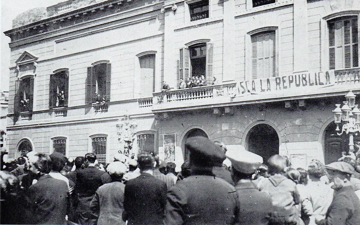 Proclamació de la República des del balcó de l'Ajuntament. 14 abril 1931. Autor desconegut/FBC