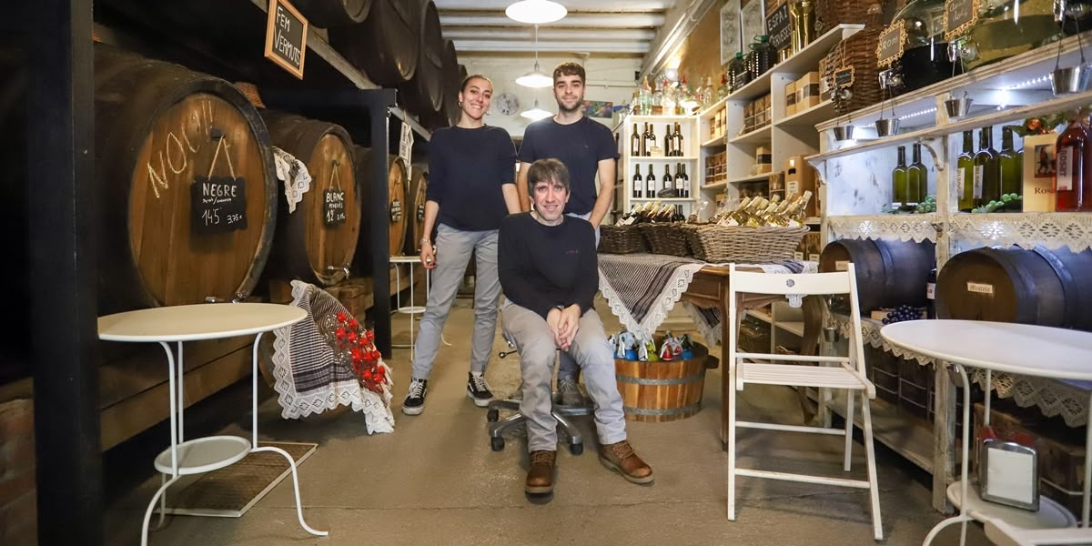 Foto portada: l'equip de la Bodega Coca, fa uns dies. Autora: Alba García.